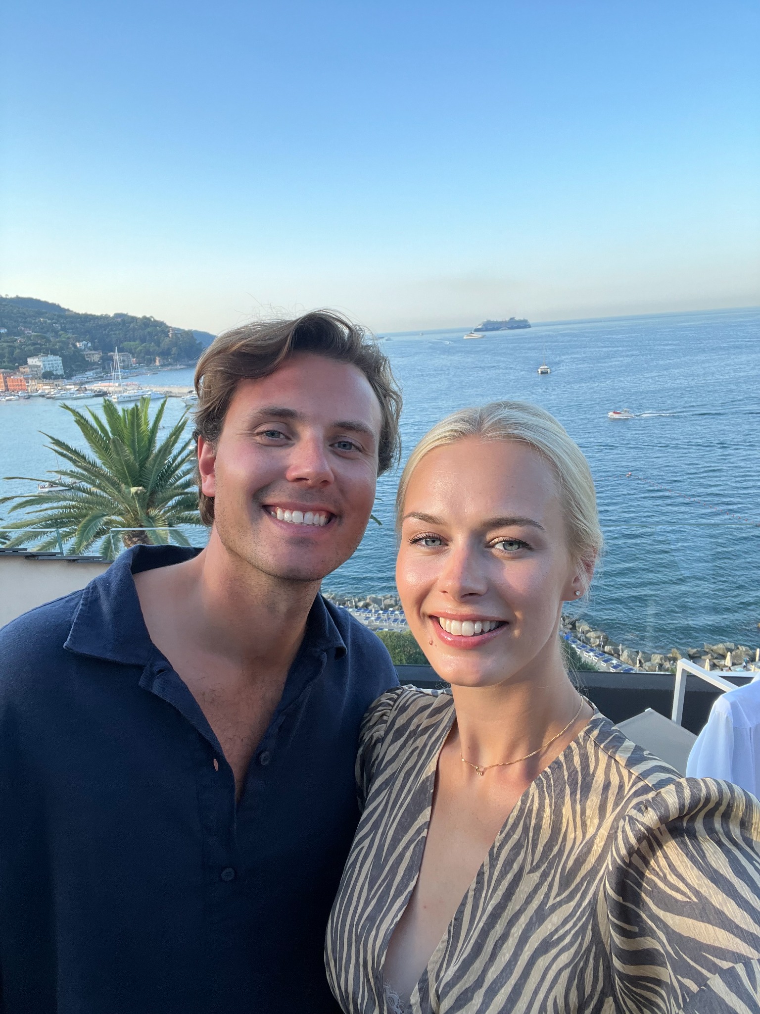 Freja och Carl vid havet